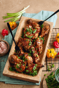 Cāļu pusspārni filipīniešu Adobo stila marinādē