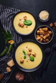 Krēmīgā kabaču un pupiņu biezzupa ar grauzdiņiem