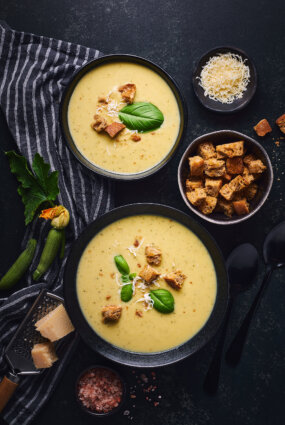 Krēmīgā kabaču un pupiņu biezzupa ar grauzdiņiem