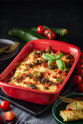 Kabaču un siera rullīši tomātu mērcē