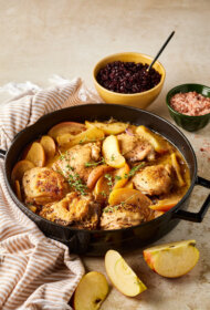 Vistas šķiņķīši ar āboliem Jack Daniels un saldā krējuma mērcē