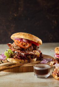 Liellopu burgers Jack Daniels glazūrā ar zilā siera mērci