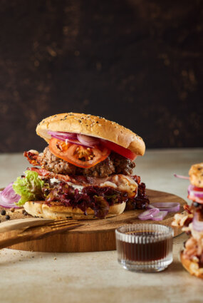 Liellopu burgers Jack Daniels glazūrā ar zilā siera mērci