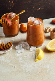 Grilētu persiku smash kokteilis ar Jack Daniels