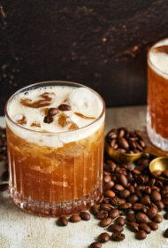 Kafijas un brūnā cukura kokteilis ar Jack Daniels