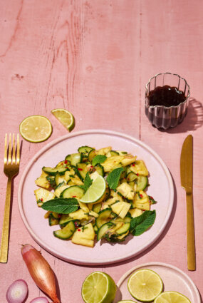 Ananasa un svaigu gurķu salāti