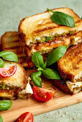 Kaprēzes salātu karstmaizes