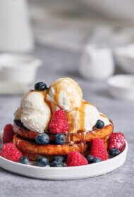 Medū karamelizēta maize ar saldējumu