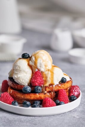 Medū karamelizēta maize ar saldējumu