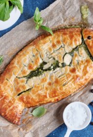 Kārtainās mīklas pīrāgs ar spinātiem un mencas smalkmasu