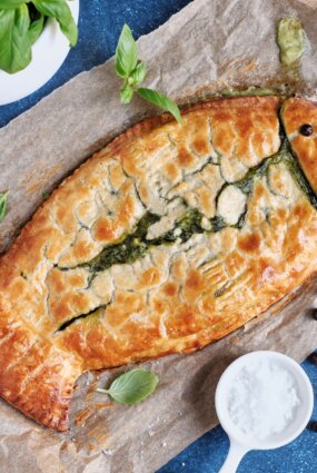 Kārtainās mīklas pīrāgs ar spinātiem un mencas smalkmasu