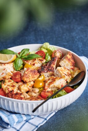 Zivs un kartupeļu plācenīši ar salātiem