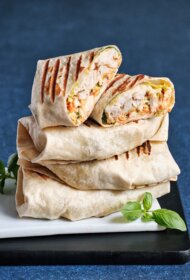 Kraukšķīgās saidas filejas vraps ar Coleslaw salātiem