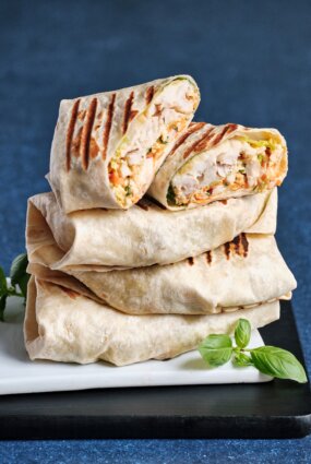 Kraukšķīgās saidas filejas vraps ar Coleslaw salātiem