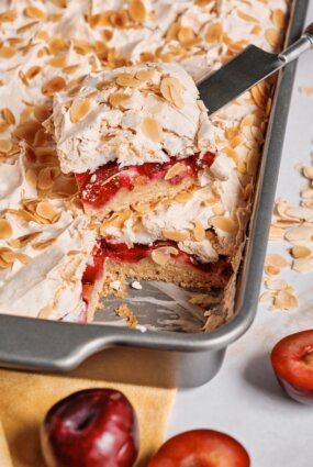 PLŪMJU, MANDEĻU UN MERINGA PLĀTSMAIZE