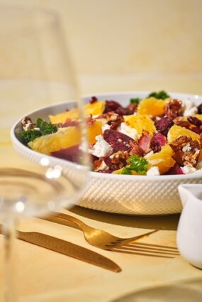 Keila salāti ar bietēm un kazas sieru