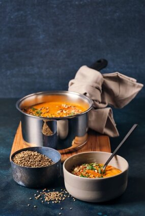 PIKANTĀ LĒCU UN BURKĀNU BIEZZUPA