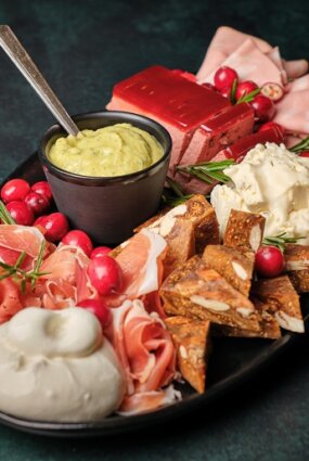 Artišoku pastēte ar uzkodu plati