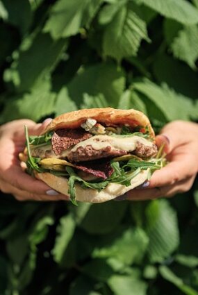 BURGERS AR ZILO SIERU UN DĀRZEŅU ČIPSIEM