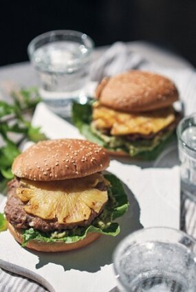 Grilēta ananasa un tītara burgers