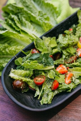 Vasaras salāti ar zaķskābeņu pesto