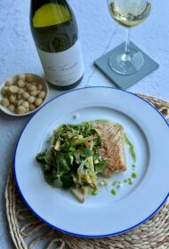 Ceptas mencas fileja ar svaigu ābolu, rīvēta fenheļa un salātu baldriņu salsu, ar makadamijas riekstiem un diļļu eļļu