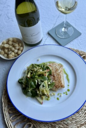 Ceptas mencas fileja ar svaigu ābolu, rīvēta fenheļa un salātu baldriņu salsu, ar makadamijas riekstiem un diļļu eļļu