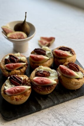 Karamelizētu pekanriekstu un kļavu sīrupa kārtainās mīklas groziņš ar gorgonzolas sieru un vīģēm