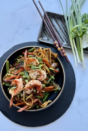 Terijaki stir-fry ar garnelēm un pakčoju