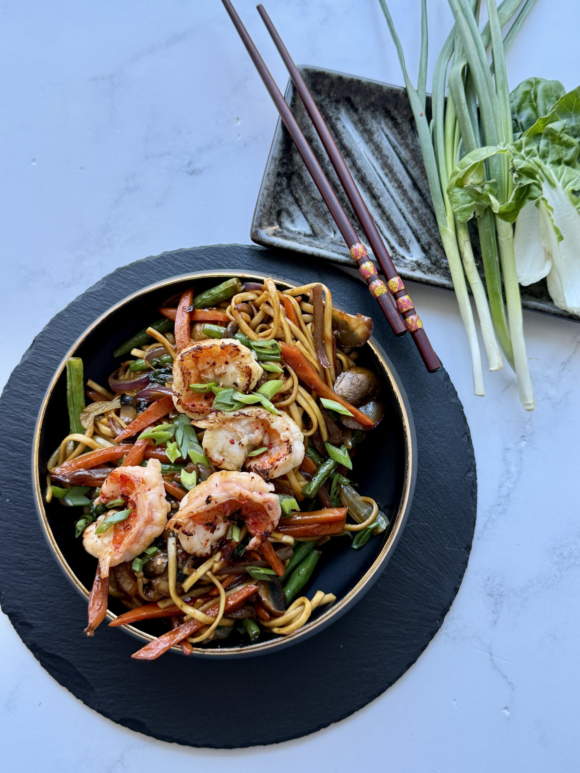 Terijaki stir-fry ar garnelēm un pakčoju