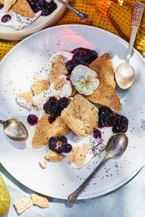 Bezē ar vaniļas krēmu un ašo upeņu džemiņu