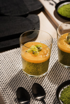 Čia sēklu un matčas pudiņš ar mango biezeni