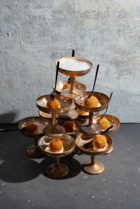 Kūpinātas vistas un kartupeļu kroketes ar citronu aioli mērci