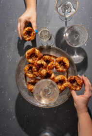 Kārtainās mīklas groziņš ar Grijēras sieru un karamelizētiem sīpoliem