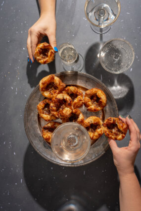 Kārtainās mīklas groziņš ar Grijēras sieru un karamelizētiem sīpoliem