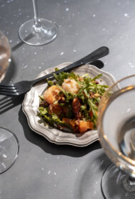 Grilēts sviesta ķirbis ar ceptām tīģergarnelēm un pekanriekstiem