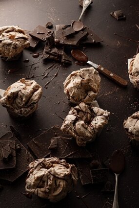 ŠOKOLĀDES MERINGA KŪCIŅAS