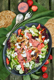 GRILĒTAS VISTAS SALĀTI AR KAZAS SIERU UN ZEMEŅU UN MAGOŅU MĒRCI