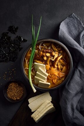 SARKANĀ MISO ZUPA AR TOFU UN ŠITAKE SĒNĒM