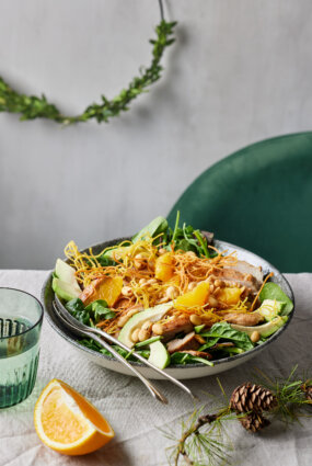 Vistas un apelsīnu salāti ar kraukšķīgām fritētām nūdelēm un sezama mērci