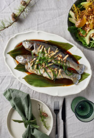 Tvaicēta vesela zivs ar citronzāli, ingveru un ponzu mērci
