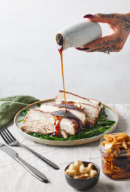 Kraukšķīgā cūkas pavēdere ar terijaki mērces karameli