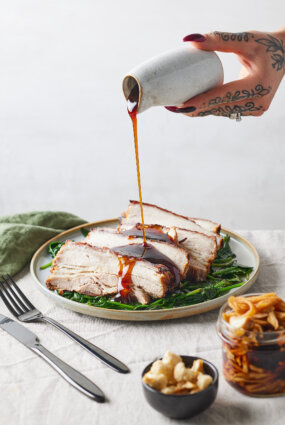 Kraukšķīgā cūkas pavēdere ar terijaki mērces karameli