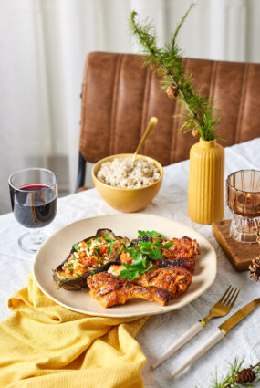 Cāļa stilbi ar baklažānu laiviņām un pērļu grūbām