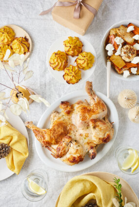 Vistas cepetis ar sakņu dārzeņiem un kartupeļu rozītēm