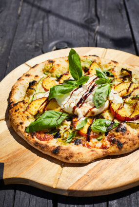 Pica ar kabaci, persikiem un burratas sieru