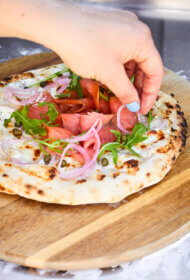 Pica ar kūpinātu lasi un kaperiem