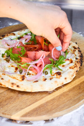 Pica ar kūpinātu lasi un kaperiem