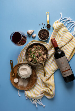 Farofa – grauzdēti maniokas milti ar bekonu un grilsieru