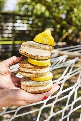 Citrona un magoņu sendvičs